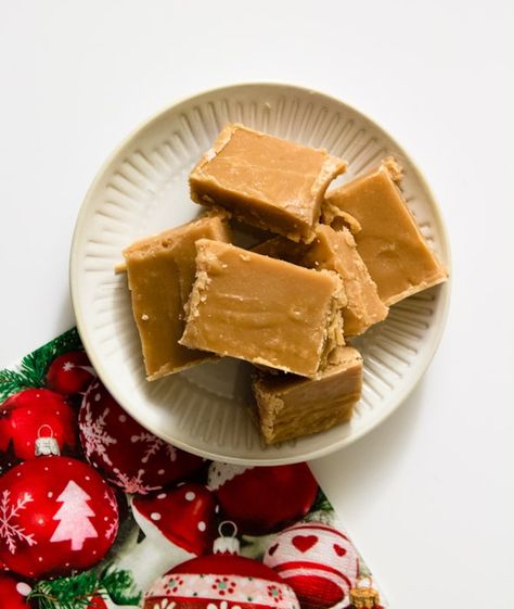 Russian Fudge Russian Fudge, Kiwi Recipes, Chocolate Rice Krispie Treats, Pecan Pie Easy, Mini Pecan Pies, Caramel Fudge, Chocolate Cake Mixes, Baking Tins, Fudge Recipes