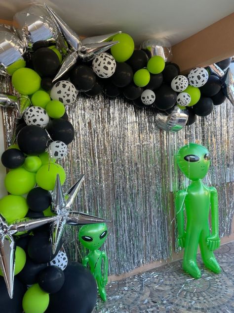 Aliens Theme Party, Alien Birthday Decorations, Alien And Cowboy Party, 21 Guy Birthday Ideas, Alien Balloon Garland, Et Party Theme, Alien Superstar Party, Cowboys In Space, Space Alien Birthday Party