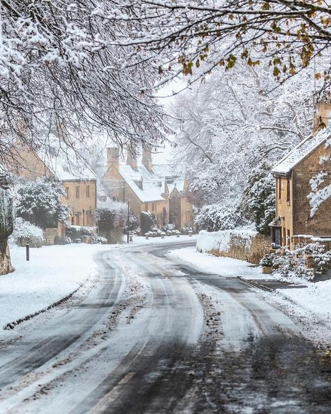 English Cottage Wallpaper, Snowy Cottage, British Christmas, Cotswold Villages, English Cottages, Landscaping Images, Happy December, English Village, Celebrating Christmas