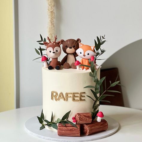 Woodland cake • Instagram Forest Animals Decorations, Simple Woodland Cake, Forest Animal Birthday Cake, Woodland 1st Birthday Cake, Birthday Cake Forest, Woodland Cake Ideas, Birthday Cake Animals, Forest Animals Cake, Forest Animal Cake