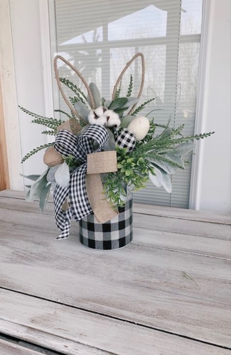 Dekoratívne Vence, Easter Floral Arrangement, Easter Flower Arrangements, Easter Arrangement, Easter Centerpiece, Easter Craft Decorations, Spring Easter Crafts, Easter Floral, Easter Projects