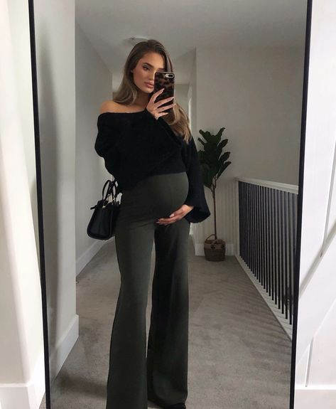 Leather Pants Pregnant Outfit, Professional Outfits Pregnant Women, Dressy Casual Maternity Outfits, Office Outfits Women Pregnant, Bump Winter Outfits, Pregnant Women Fall Outfits, Maternity Business Outfits, Cute Maternity Outfits For Work, Maternity Outfits Edgy