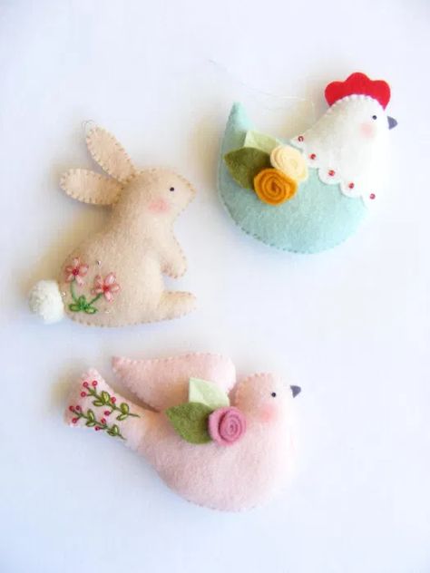 Diy Wall Hanging Decorations, Felt Easter Crafts, Felt Ornaments Diy, Felt Spring, Easter Ornaments, Felt Patterns, Easter Bunnies, Felt Christmas Ornaments, Easy Sewing Patterns