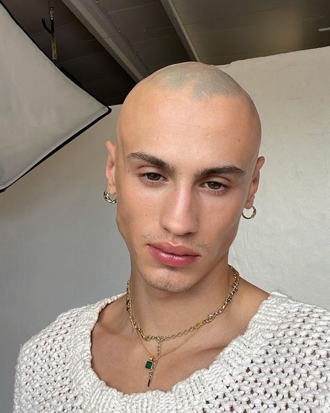 Bald Boy Aesthetic, Shaved Head Men, Buz Cut, Bald Fashion, Bald Style, Bald Boy, Bald Beauty, Bald Look, Widow's Peak