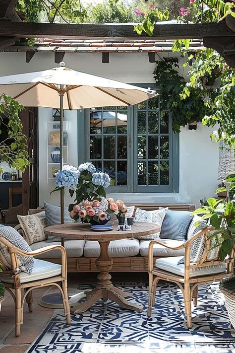 Coastal Patio Ideas, Decoration Front Porch, Back Deck Designs, Outdoor Dining Ideas, Chic Patio, Front Porch Plants, Patio Table Decor, Backyard Dining, Round Patio Table