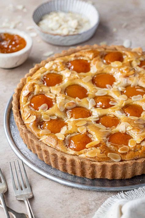 Peach And Almond Tart, Apricot Frangipane Tart, Homemade Whipped Cream Easy, Apricot Pastry, Apricot Desserts, Whip Cream Recipe, Apricot Frangipane, Apricot Tart Recipe, Easy Homemade Whipped Cream