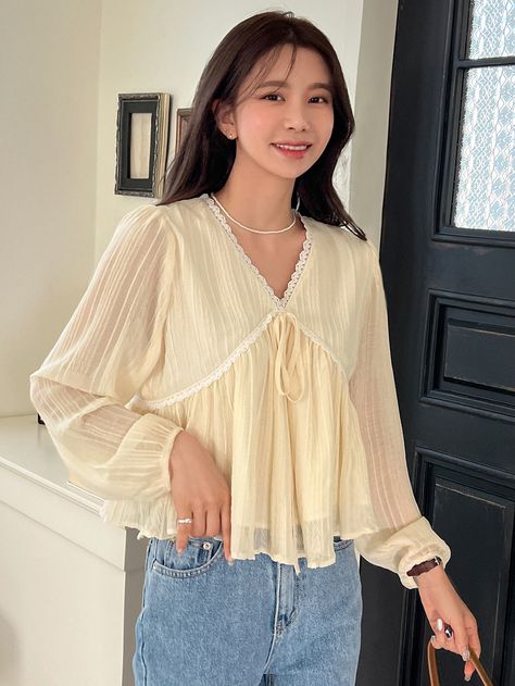 Pretty Long Sleeve Tops, Romantic Womens Fashion, Cute Peplum Tops, Flowy Shirt Outfit Summer, Feminine Tops Romantic, Cute Flowy Tops, Cute Blouse Outfits, Flowy Summer Tops, Flowy Top Outfit