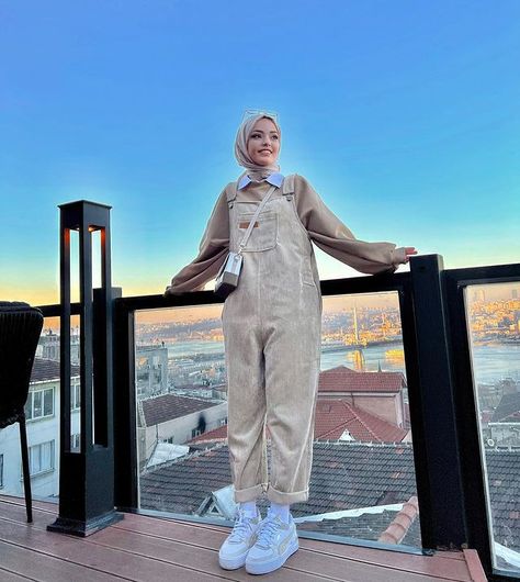 Jumpsuit Outfit Hijab Style, Coverall Outfit Women, Salopette Outfit, Jumpsuit Hijab, Hijab Fashion Summer, Celebrity Casual Outfits, Pakistani Fashion Casual, Muslim Fashion Hijab Outfits, Muslim Outfits Casual