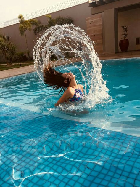 Pool Photography Poses Women, Swimming Pool Poses Instagram, Swimming Pool Photo Ideas, Swimming Pool Pics, Poses Piscina, Swimming Photoshoot, Mermay Inspiration, Swimming Pool Photoshoot, Swimming Poses