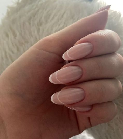 Short Nail Manicure Winter, Oval Nail Trends, Fall Oval Nails, Nails Winter 2022, Trendy Nails Oval, Trending Winter Nails, Manicure Elegante, Nails Oval, Nails Trends