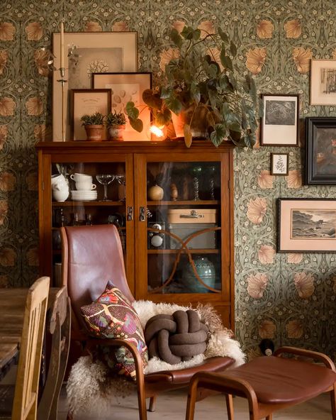 deco salon campagne cottage vintage vaisselier bas vintage bois papier peint William morris vert fauteuil vintage avec repose pieds Salons Cottage, Vintage Esprit, Cottage Vintage, My Blog, Dream House, Cottage