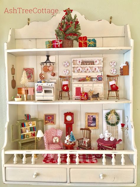 Shelf Doll House, Cabinet Dollhouse, Doll Shelf, Christmas Dollhouse, Tree Cottage, Decoration Shabby, Christmas Shadow Boxes, Doll House Ideas, Dollhouse Christmas