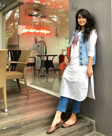 what a combination of indowestern outfits  kurta with denim jacket loved this idea chic n stylish  #whitekurta#denimjecket#denim Kurti With Jeans, Look Hippie Chic, Looks Jeans, Simple Kurta Designs, Simple Kurti Designs, Casual Indian Fashion, Long Kurti Designs, Office Wear Women, Outfits Dress