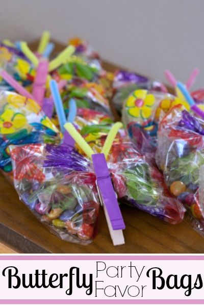 Adorable butterfly goody bags with treat filled wings. Perfect butterfly party favor. | http://www.evolvingmotherhood.com Butterfly Party Ideas, Butterfly Themed Birthday Party, Butterfly Party Favors, Butterfly Theme Party, Butterfly Garden Party, Birthday Party Ideas For Kids, Butterfly Birthday Party, Butterfly Baby Shower, Butterfly Party