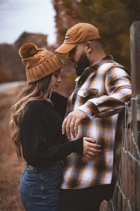 Cute Couple Pics Fall Aesthetic, Fall Color Couple Outfits, Beard Boyfriend Couple, Fall Couple Photos Outfits Plus Size, Cute Family Fall Picture Outfits, Fall Portrait Photography Couples, Flannel Outfits Family Photos, Fall Photoshoot Outfits Couples 2023, Fall Season Couple Pictures