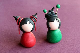 Tutoriel : Comment faire une Kokeshi en Fimo - Le blog de Miss Kawaii Crea Fimo, Polymer Clay Figures, Polymer Crafts, Polymer Clay Dolls, Fimo Clay, Clay Figures, Kokeshi Dolls, Clay Dolls, Polymer Clay Charms