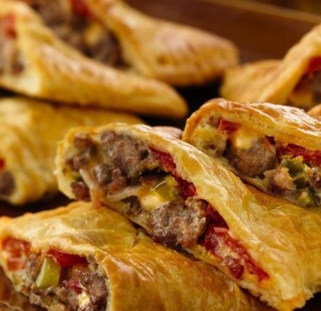 Oh, boy!  All the flavors of a bacon cheeseburger are tucked into a flaky crescent pocket. Cheeseburger Pockets, Crescent Roll Recipes, Dish Ideas, Bacon Cheeseburger, Roll Recipes, Crescent Roll, Think Food, Crescent Rolls, Sandwiches Wraps