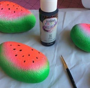 Garden Markers Rock, Rock Food, Watermelon Painting, Rock Painting Tutorial, Painted Rocks Kids, Painted Rocks Craft, Painted Rocks Diy, Rock Painting Ideas Easy, Rock Painting Patterns