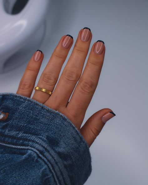 Posted by Zoe Scott: Hey everyone! Today, we're zeroing in on a style that's both timeless and versatile—Short French Tip Nails. But hold up, we're not sticking to the bas... Tip Nail Ideas, French Tip Nail Ideas, Short French Tip, Round Nail Designs, Short French Nails, Short Round Nails, Short French Tip Nails, Black French Nails, Black Gel Nails