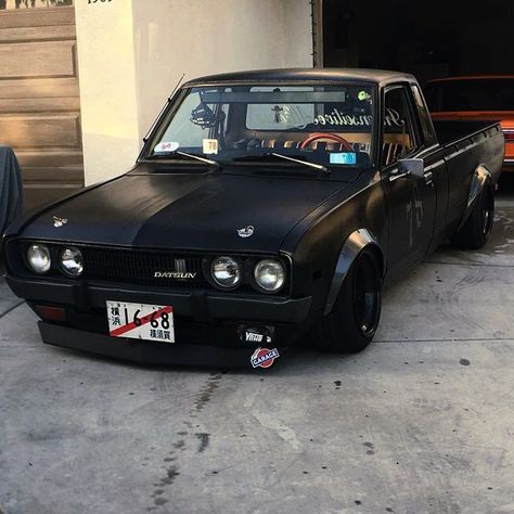 Slammed Black Datsun 620 Truck - ModifiedX Car Ideas Aesthetic, Datsun Truck, Jetta Mk1, Drift Truck, Chevy Luv, Datsun Pickup, Rad Racer, Slammed Trucks, Nissan Hardbody