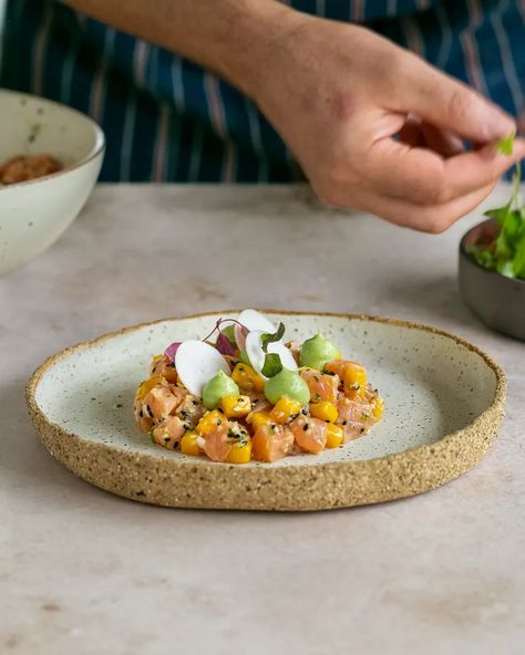 Salmon Tartare with Avocado and Wasabi - Between2Kitchens Cold Kitchen Food, Salmon Starter Fine Dining, Asian Fine Dining, Tartar Salmon, Salmon Cubes, Salmon Starter, Salmon Tartar, Avocado Cheesecake, Starter Ideas