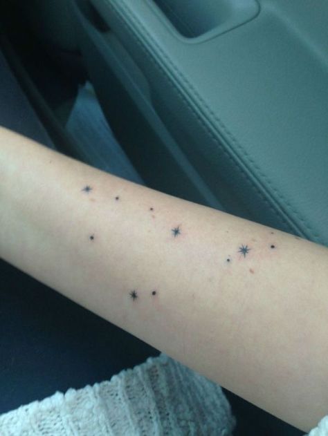 And these (maybe because of the circle in the middle?) look perfectly like stars... not too perfect, not too hand-drawn. Capricorn Constellation Tattoo, Aquarius Constellation Tattoo, Virgo Constellation Tattoo, Small Star Tattoos, Capricorn Tattoo, Constellation Tattoo, Muster Tattoos, Virgo Sign, Constellation Tattoos