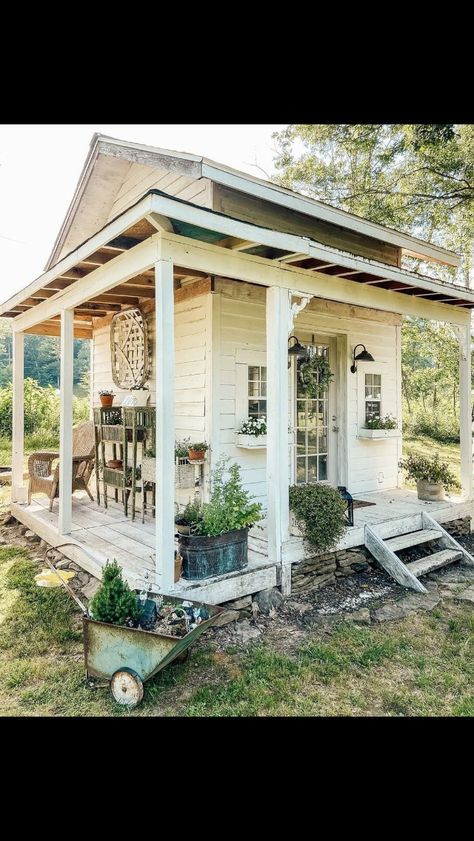 Cottage Garden Sheds, She Shed Ideas, Shed Interior, Garden Decor Diy, Backyard Sheds, Potting Sheds, Vintage Garden Decor, Shed Ideas, Shed Design