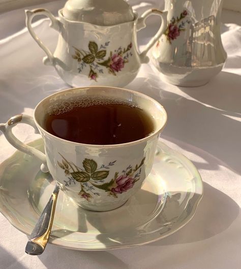 kate sharma / kate sheffield | bridgerton the viscout who loved me Bridgerton Breakfast Aesthetic, Kate Sharma Icon, Bridgerton Aesthetic Drinks, Sharma Sisters Bridgerton, Bridgerton Edwina Sharma, Tea Shop, Tea House, Cute Mugs, High Tea