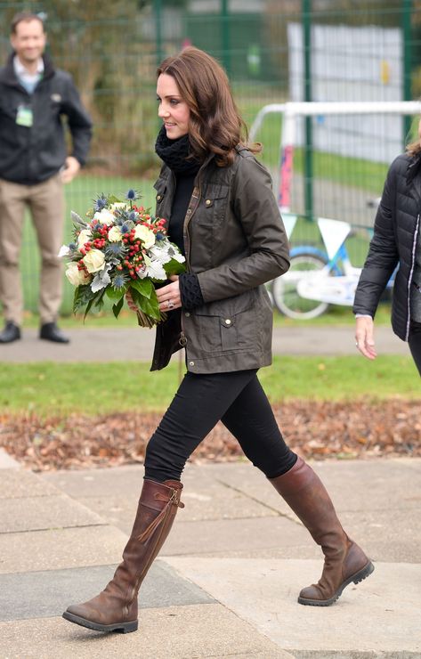 Barbour Jacket Women Outfit, Kate Middleton Pregnancy Style, Kate Aesthetic, Countryside Girl, Kate Middleton Style Outfits, Tassel Boots, Düşes Kate, Looks Kate Middleton, Kate Middleton Hair