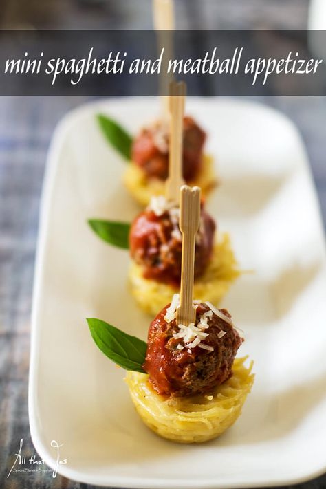 Perfectly satisfying little bites made with creamy Alfredo pasta and Italian-style meatballs. Creamy Alfredo Pasta, Meatball Appetizers, Mini Appetizers, Appetizer Meatballs, Decorações Com Comidas, Filling Snacks, Italian Appetizers, Appetizer Bites, Alfredo Pasta