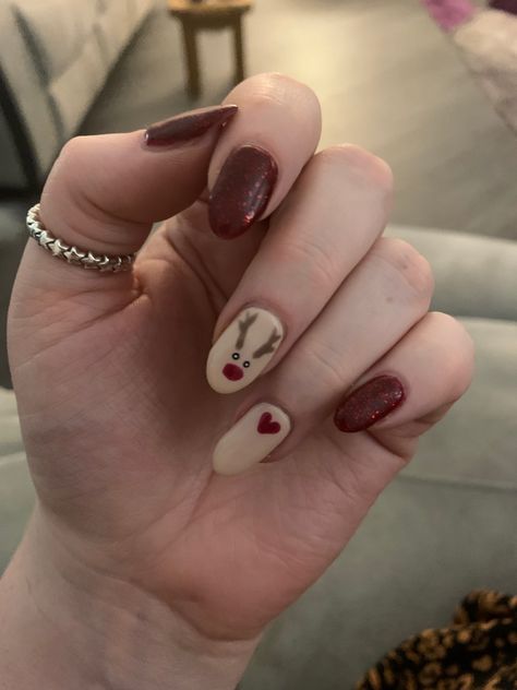 Christmas Nails Rain Deer Simple, Cristmass Nails 2023, Reindeer Nails Designs, Christmas Nails Reindeer, Reindeer Christmas Nails, Christmas Reindeer Nails, Simple December Nails, Rudolph Nails, Nails Reindeer