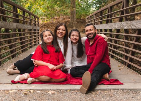 Family Photo Sitting On Blanket, Family Of 4 Sitting Poses, Christmas Mini Shoot, Family Holiday Pictures, Family Portrait Poses, Pic Poses, Family Poses, Family Photo Pose, Fall Family Pictures