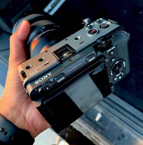 Industry News: Sony FX3 leaks ahead of an official announcement Sony Fx3 Rig, Cameras Aesthetic, Photography Gear Accessories, Sony Fx3, Vlog Camera, Digital Cinema, Camera World, Blackmagic Design, Camera Rig