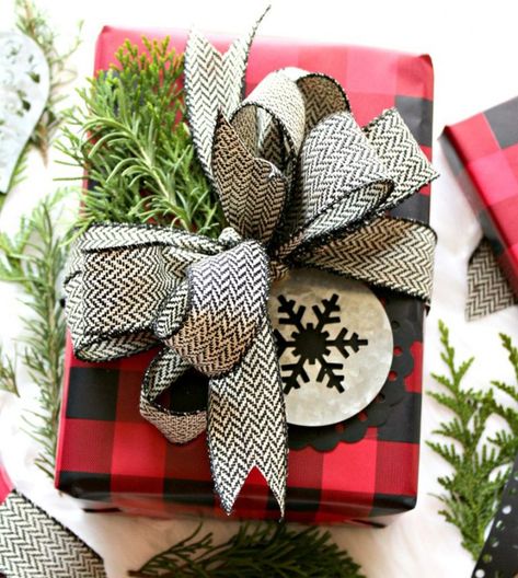 Wrapping Inspiration, Holiday Hack, Gift Wrapping Inspiration, Diy Holiday Gifts, Creative Gift Wrapping, Diy Gift Wrapping, Cadeau Diy, Neighbor Gifts, Holiday Gift Wrap