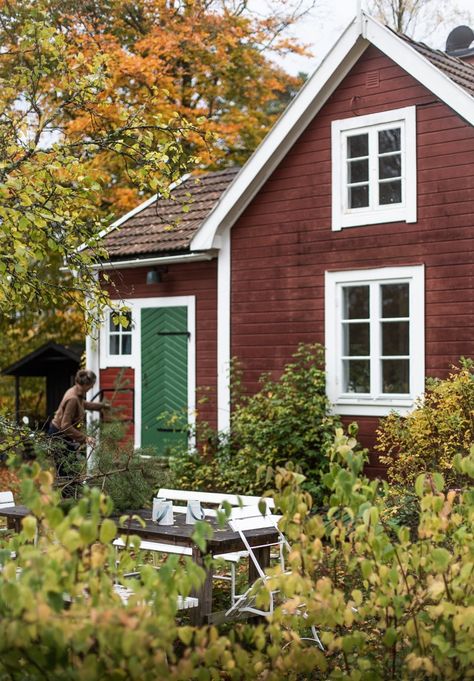 Scandinavian Cottage Exterior, Norwegian Cottage, Cottage Kitchen Renovation, Home Gel Nails, Diy Shelving, Danish House, Scandinavian Cottage, My Scandinavian Home, Swedish Summer