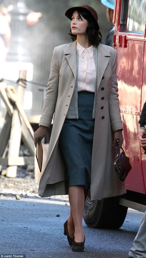 Busy girl! Gemma Arterton has wasted no time getting back into her work following her divo... 1940s Fashion Aesthetic, Woman In Her 40s, Wartime Fashion, 1940s Clothes, 40s Aesthetic, Ww2 Fashion, 1940s Aesthetic, 40s Mode, 40s Outfits