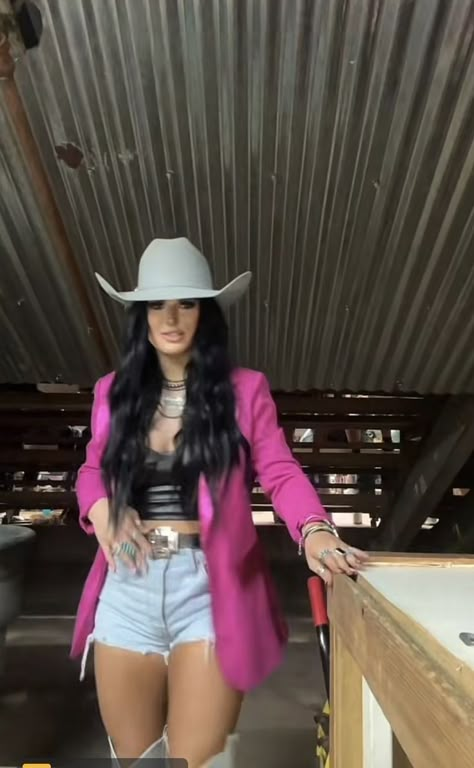 LOS LOOKS MÁS VAQUEROS QUE PUEDES USAR Cowgirl Rodeo Outfits, Latina Cowgirl Outfits, Outfit Vaquera, Denim Cowgirl Outfit, Nfr Outfits For Vegas, Nfr Outfits For Vegas Cowgirl Fashion, Outfit Vaqueros, Houston Rodeo Outfit, Cowgirl Birthday Outfit