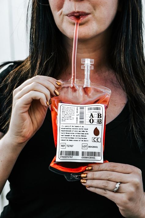 This Blood Bag Cocktail is the perfect quick drink for all your Halloween parties! Made with two ingredients, this drink is an easy and deliciously spooky libation! Blood Bag Drink, Halloween Iv, Blood Bag, Halloween Party Drinks, Vampire Party, Halloween Drinks Alcohol, Drink Bag, Quick Drinks, Cocktail Serving