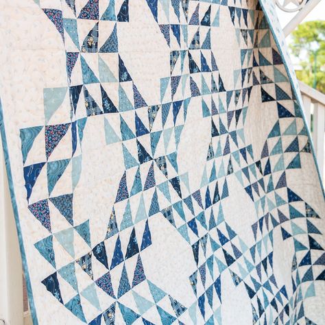 Classic and Vintage Series: Ocean Waves - The Jolly Jabber Quilting Blog Waves Quilt Pattern, Quilt Kits For Sale, Waves Quilt, Ocean Waves Quilt, Ocean Quilt, Half Square Triangle Quilts, Roll Paper, Quilt Block Tutorial, Paper Making