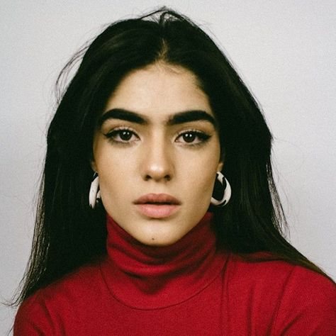 Natalia Castellar Natalia Castellar, Celebrity Pixie Cut, Pose Model, Instagram Baddie, Photographie Portrait Inspiration, Model Pose, Kesha, Foto Poses, Cut Crease