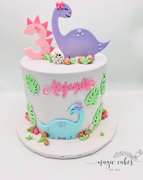 Cute Dinosaur Cake Ideas for Girls - A Pretty Celebration 3rd Birthday Cakes For Girls, Cute Dinosaur Cake, Dinosaur Cake Ideas, Dinasour Birthday, Dino Birthday Cake, Dinosaur Cupcakes, 2nd Birthday Party For Boys, Girl Dinosaur Birthday, Dino Cake