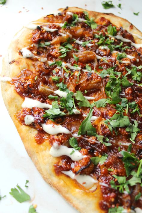 Vegan Roasted Cauliflower BBQ Pizza - This Savory Vegan Meatfree Monday, Vegan Roasted Cauliflower, Pizza Vegetarian, Bbq Cauliflower, Pizza Vegana, Vegan Pizza Recipe, Vegan Barbecue, Bbq Pizza, Vegan Roast