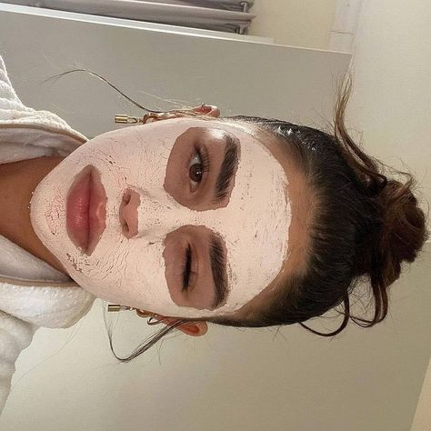 Face Mask Aesthetic, Mask Aesthetic, Mode Rose, Vanilla Girl, Vogue Beauty, Mascara Facial, Pretty Skin, Healthy Girl, Healthy Lifestyle Inspiration