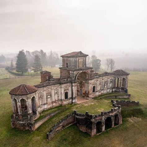 Deserted Places on Instagram: "The wonderful Hunting Palace in the park of the castle of Chignolo Po. It was built in the Baroque style in the 18th century, and it was mainly used for parties and banquets. The artist ➡️ @chiaracoto #abandoned #abandonedplaces #italy #italy🇮🇹 #visititaly #desertedplaces #castle #historyfacts" Ancient Archeology, Deserted Places, Fantasy Buildings, Aerospace Design, Desert Places, Historical Homes, Abandoned Mansion, Old Abandoned Houses, Forgotten Places