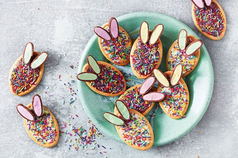 Bunny Biscuits, Easter Treats For Kids, Arrowroot Biscuits, Easter Platter, Easter Brownies, Biscuit Decorating, Easter Rice Krispie Treats, Easter Cheesecake, Easter Food Ideas