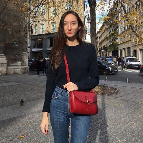 French minimal style 🇫🇷 #frenchgirlstyle #frenchstyle #parisianstyle #parisienne Red Crossbody Bag Outfit, Red Purse Outfit, Parisian Style Winter, Fall Italy Outfits, Red Bag Outfit, French Accessories, Crossbody Bag Outfit, Basic French, Purse Outfit