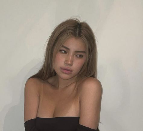 Asian W Blonde Hair, Hair Styles For Tan Skin, Hair Inspo Tan Skin, Hair Dye Inspo Asian, Tan Hair Color Ideas, Tan Skin Colored Hair, Hannah Kae Blonde, Light Brown Hair On Tanned Skin, Tan Hair Color Skin