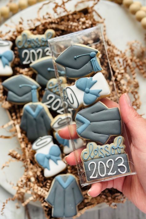 Mini grad sugar cookies Graduate Cookies Decorated, Graduation Sugar Cookies Ideas, Grad Cookies Decorated, Grad Cookies, Graduation Party Planning, Graduation Cookies, Disney Patches, Sugar Cookie Designs, Mini Cookies