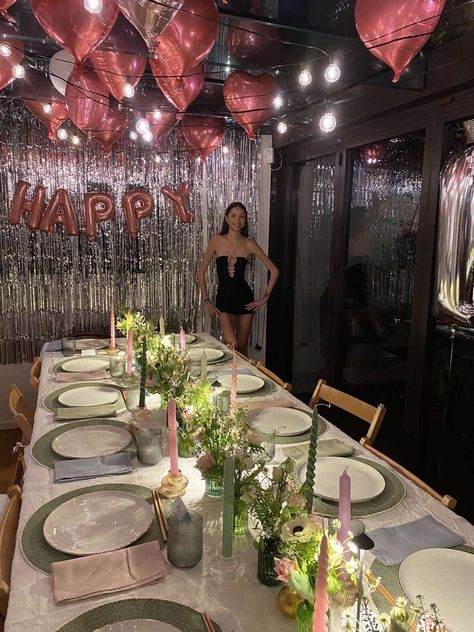 Dinner Party 18th Birthday, Birthday Table Layout, 18th Birthday Party Table Set Up, Sweet 16 Dinner Table, Aesthetic Party Backdrop, 18th Birthday Table Ideas, 18th Dinner Party Ideas, Aesthetic Dinner Party Table, Birthday Aesthetic Table