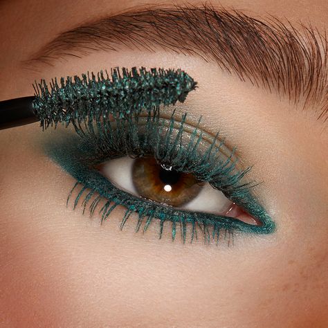 97.7k Likes, 687 Comments - KIKO Milano Official (@kikomilano) on Instagram: “Add colour and volume to your lashes in just one stroke 😍⁣ Smart Colour Mascara 08 - Water…” Mascara Bleu, Colour Mascara, Water Eyeshadow, Green Mascara, Full Makeup Tutorial, Colored Mascara, Blue Mascara, Eye Makeup Tools, Instagram Add